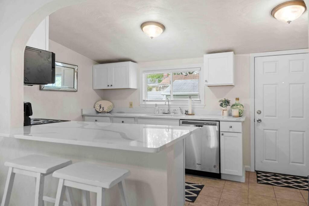 Beach Bungalow - 1 Block To Beach - Pets Welcome! Norfolk Exteriér fotografie
